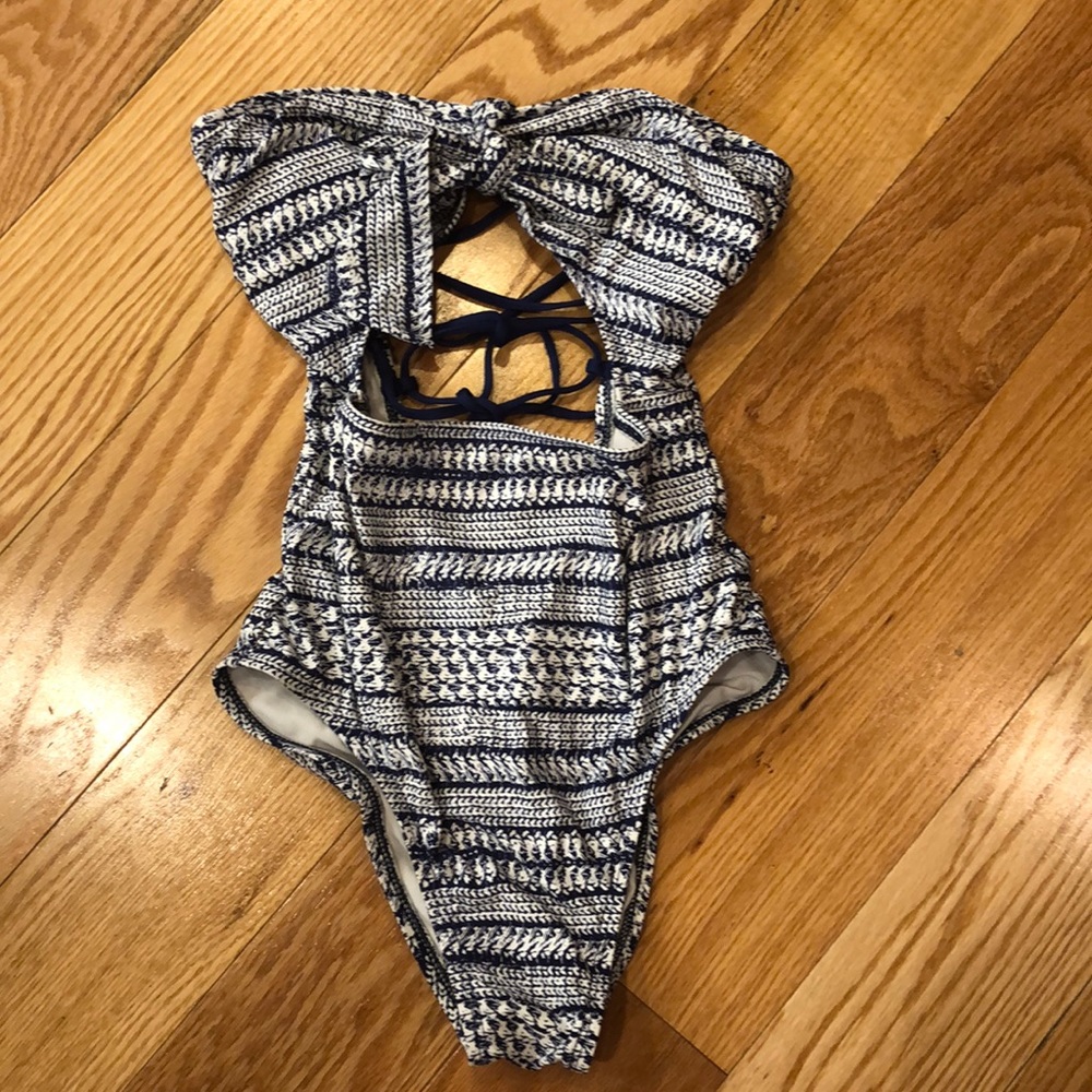 Slendid  one piece bathing suit